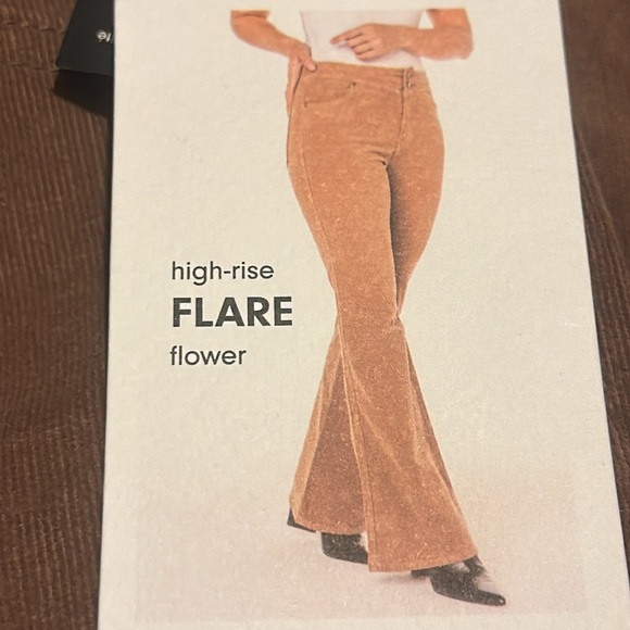 NWT CELEBRITY PINK
Juniors' High-Rise Curvy-Fit Flare-Leg Corduroy Pants - Picture 15 of 15